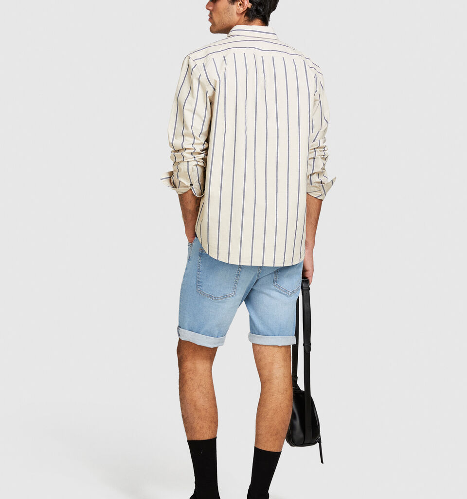 Slim comfort fit denim shorts - men's jean shorts - Light Blue | Sisley image number 3